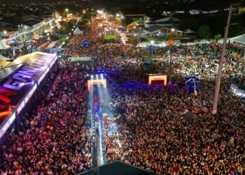 Ao som de grandes atrações e sob chuva e frio, fim de semana com programação junina reúne multidão no Pátio de Eventos de Gravatá