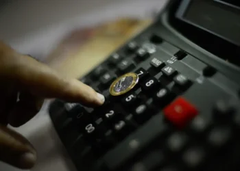 Economia do país cresce 2,5% no primeiro trimestre em comparação com o mesmo período de 2023, aponta IBGE