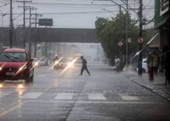 Recife: Avenida Engenheiro Abdias de Carvalho registra dois pontos de alagamento 