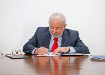 Lula sanciona ‘taxa das blusinhas’ e cobrança começará em agosto; entenda o que muda