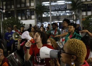 Estudantes da Uerj protestam contra mudanças nas regras para auxílios
