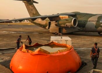 FAB lança 336 mil litros de água para combater incêndios no Pantanal