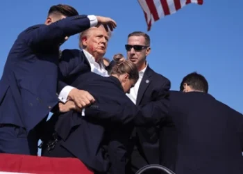 Donald Trump é atingido por tiro durante comício na Pensilvânia Donald Trump é atingido por tiro durante comício na Pensilvânia