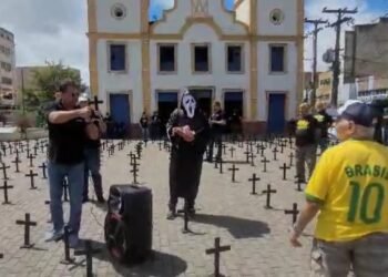 Cruzes são colocadas no Marco Zero de Caruaru em protesto contra a violência em Pernambuco
