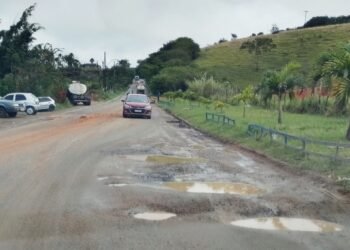 PE-71 segue esburacada em Chã Grande; vereador Ademir Batista já alertou para a necessidade de manutenção, mas o Governo de Pernambuco continua inerte