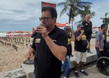 Manifesto contra a violência em Pernambuco: policiais civis realizam protesto com cruzes na praia de Boa Viagem