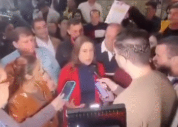 Raquel Lyra é alvo de protesto de policiais civis durante entrevista em Taquaritinga do norte Raquel Lyra é alvo de protesto de policiais civis durante entrevista em Taquaritinga do norte