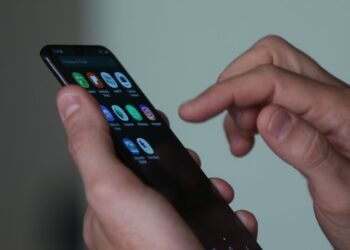 Roubos de celular e de veículos e assaltos a ônibus aumentam no Rio