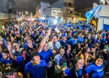 Em Agrestina, Thiago Nunes arrasta multidão na primeira passeata do período eleitoral no município