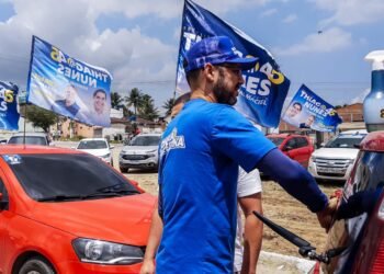 Liderada por Thiago Nunes, Coligação ‘Agrestina Feliz de Novo’ realiza adesivaço com grande adesão popular