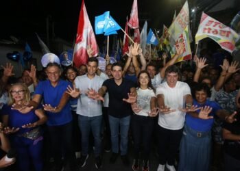 Miguel Ricardo realiza grande caminhada em Igarassu com presença de Silvio Costa Filho