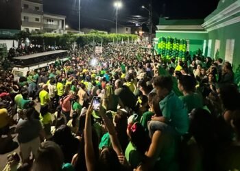 Elias e Rebeca atraem multidão durante ato de  inauguração de Comitê em Pombos 
