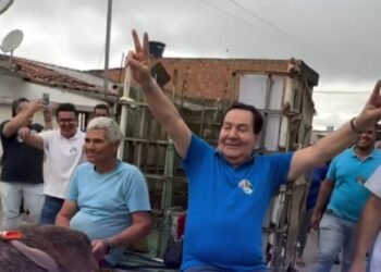 Izaías Régis faz vídeo sendo levado por carroça de tração animal e recebe críticas de protetores Izaías Régis faz vídeo sendo levado por carroça de tração animal e recebe críticas de protetores