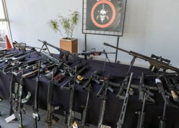Rio premia policiais por retirarem 500 fuzis das ruas em um ano
