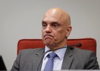 Senadores elaboram pedido de impeachment de Moraes