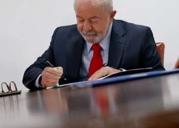 Canetada de Lula aumenta imposto sobre cigarro e eleva preço mínimo do maço