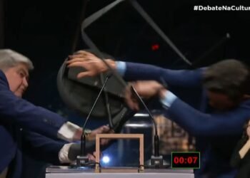 Datena agride Pablo Marçal com cadeirada após ser chamado de “arregão”; veja vídeo