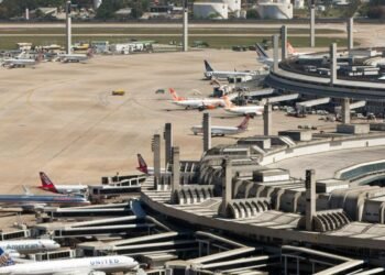 Aviões da força aérea britânica fazem pouso de emergência no Rio