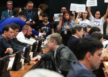 Projeto que concede anistia a golpistas do 8/1 avança na Câmara