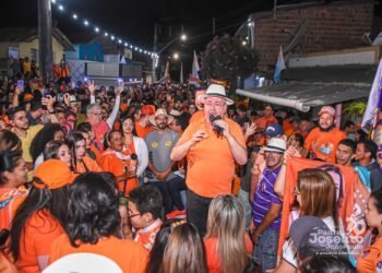 Joselito Gomes transforma porta a porta em passeata em nova demonstração de força política em Gravatá