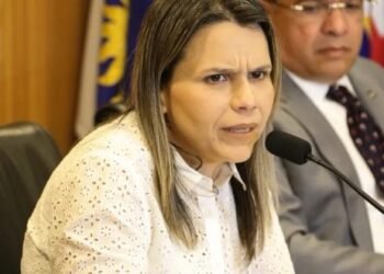 Jaboatão: Clarissa Tércio rebate acusação de furto de bases de bandeiras de Mano Medeiros e dispara críticas contra o prefeito 