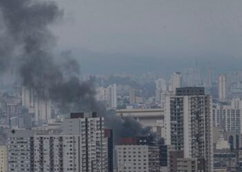 Prédio no Brás em São Paulo pega fogo e corre risco de desabar
