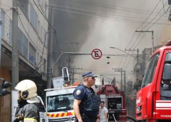 Vinte e duas viaturas combatem incêndio no Shopping 25 de Março