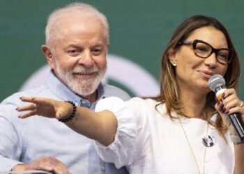 Quase metade dos eleitores de Lula desaprova participação de Janja no governo, diz pesquisa