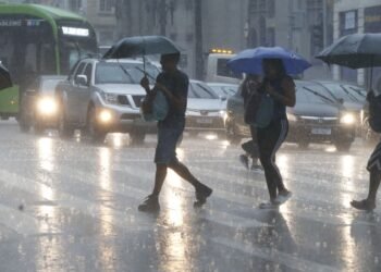 Com novo temporal, capital paulista tem alagamentos e falta de luz