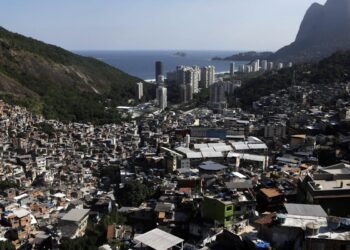 Polícia do Rio faz ação na Rocinha para cumprir 34 mandados de prisão