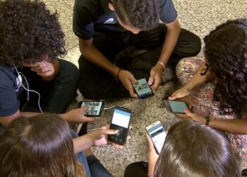 Pesquisa: 86% dos brasileiros apoiam restrição de celular nas escolas