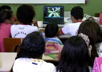 Caminhos da Reportagem: metade das escolas descumpre lei antirracista