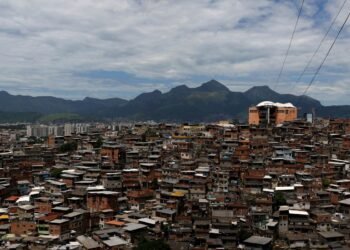 Polícia do Rio combate em morros caixinha de facção criminosa Polícia do Rio combate em morros caixinha de facção criminosa