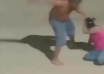 VÍDEO • Violência e covardia: homem agride companheira com socos e pontapés no meio da rua; agressor foi preso 