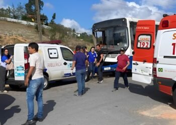 Buracos na PE-71 provocam colisão entre ônibus escolar e caminhão-pipa em Chã Grande