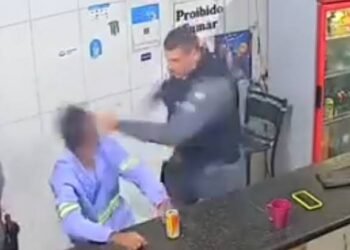 Vídeo: No ES, policial dá ‘corretivo’ em homem que teria batido na mãe idosa acamada