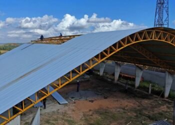 Gravatá: obras da quadra do distrito de Uruçu-Mirim avançam com instalação do telhado