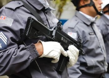PM atira à queima-roupa contra rapaz em Osasco
