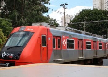 Trens da Linha 11-Coral tem restrições após descarrilhamento, diz CPTM Trens da Linha 11-Coral tem restrições após descarrilhamento, diz CPTM