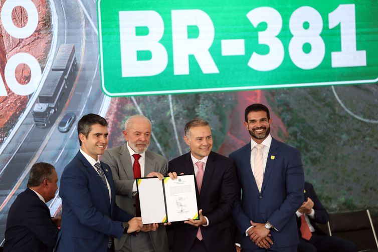 Brasília (DF), 22/01/2025 - O presidente da República Luiz Inácio Lula da Silva acompanhado do ministro dos Transportes Renan Filho, participa, no Palácio do Planalto, da cerimônia de assinatura do contrato de concessão de um trecho da BR-381, em Minas Gerais. Foto: José Cruz/Agência Brasil