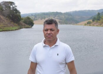 Compesa fala em “crise hídrica” enquanto população de Chã Grande sofre sem água; Ademir Batista mostra barragem de Amora Grande cheia