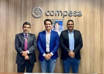 Robson Motos se reúne com presidente da Compesa em busca de melhorias para o abastecimento de água de Gravatá