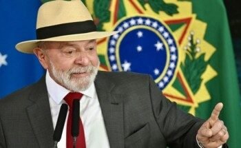 Lula sanciona lei que proíbe celular nas escolas