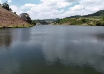 Barragem de Amora Grande cheia, obra de ampliação da ETA atrasada e torneiras vazias: população de Chã Grande sofre com o descaso do Governo de Pernambuco e da Compesa Barragem de Amora Grande cheia, obra de ampliação da ETA atrasada e torneiras vazias: população de Chã Grande sofre com o descaso do Governo de Pernambuco e da Compesa
