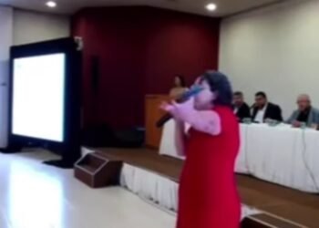 Professora questiona audiência pública promovida pela compesa em Salgueiro: “que c*r*lho de audiência pública é essa que o povo não pode falar?”