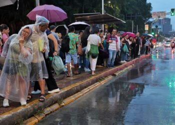 São Paulo tem ruas e estação do Metrô alagadas após fortes chuvas 