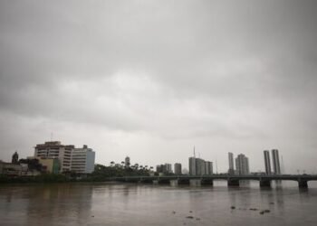 Recife e Região Metropolitana têm madrugada de chuva forte, raios e trovões