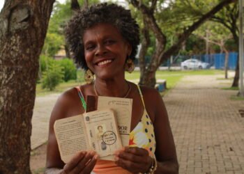 Empregada doméstica do Recife lança livro sobre 50 anos de trabalho nesta sexta-feira (14)