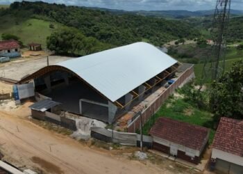 Obras de construção da quadra poliesportiva de Uruçu-Mirim avançam com instalação da cobertura