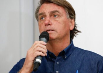 Bolsonaro recua e diz que exagerou ao falar “caguei” para prisão; Carlos Bolsonaro chora e diz que sua família vive momento “desumano”